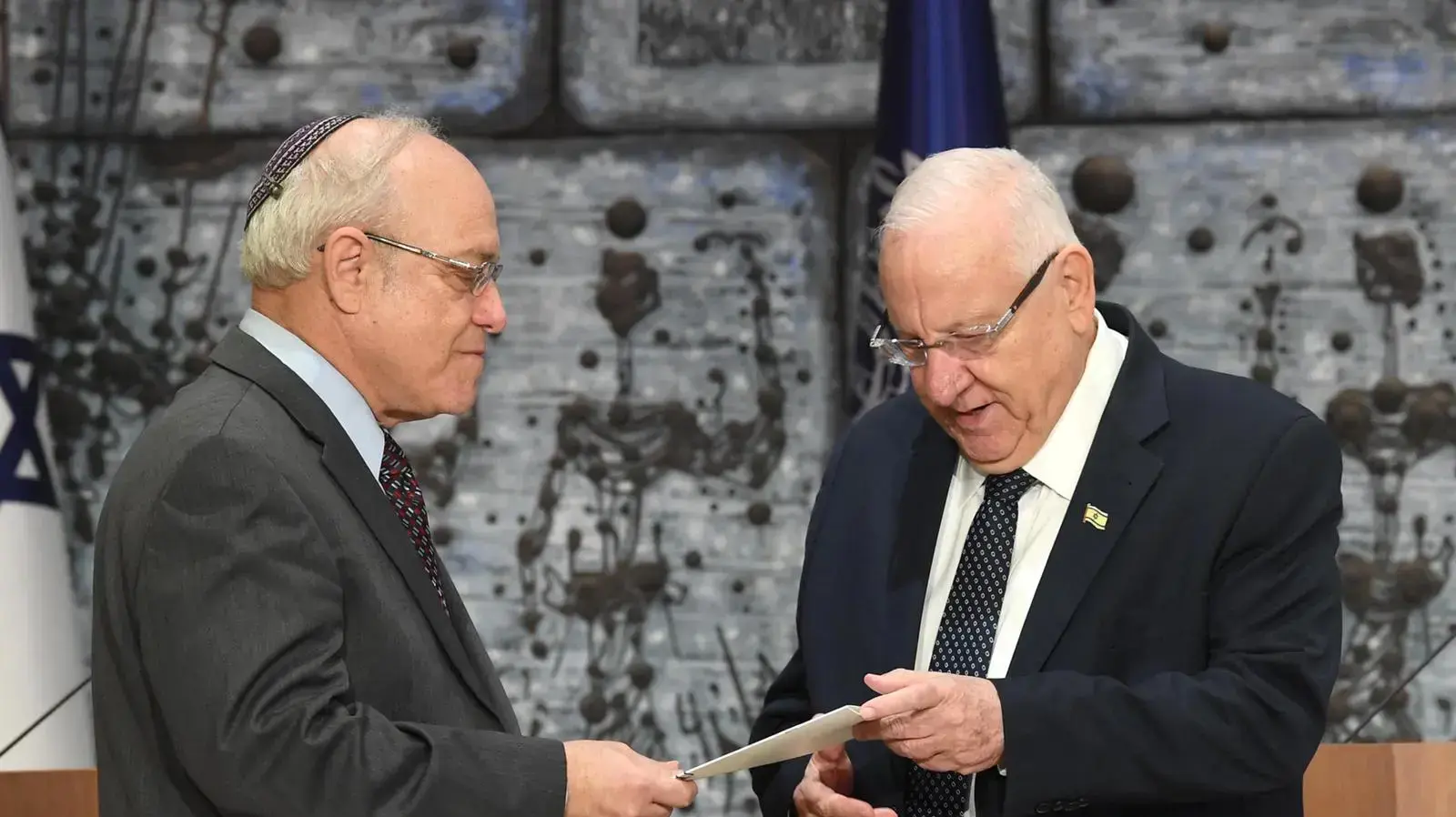 נשיא המדינה, ראובן (רובי) ריבלין מקבל התוצאות הרשמיות, מידי יו"ר וועדת הבחירות, ניל הנדל
בית הנשיא, ירושלים 11 במרץ 2020 נשיא המדינה, ראובן (רובי) ריבלין מקבל התוצאות הרשמיות, מידי יו"ר וועדת הבחירות, ניל הנדל
בית הנשיא, ירושלים 11 במרץ 2020