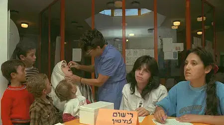 קבלת חיסונים נגד מחלת הפוליו בסניף קופת חולים בתלפיות מזרח, בירושלים. בצילום, משפחה ערבית מכפר סמוך מקבלת חיסון 10 באוקטובר 1988
קבלת חיסונים נגד מחלת הפוליו בסניף קופת חולים בתלפיות מזרח, בירושלים. בצילום, משפחה ערבית מכפר סמוך מקבלת חיסון 10 באוקטובר 1988