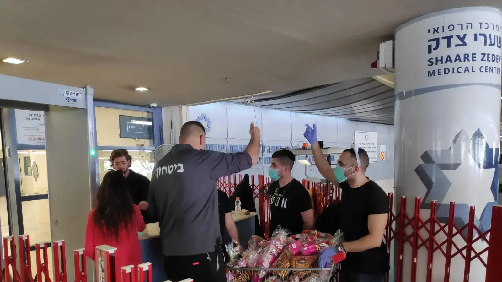 בשל הוראת משרד הבריאות, נמנעת כניסת מתנדבים שהגיעו לחלוקת משלוחי מנות למאושפזים בשערי צדק 11 במרץ 2020 בשל הוראת משרד הבריאות, נמנעת כניסת מתנדבים שהגיעו לחלוקת משלוחי מנות למאושפזים בשערי צדק 11 במרץ 2020