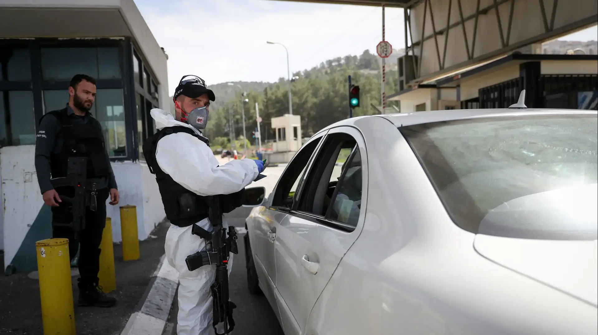 חיילי משמר הגבול ממוגנים נגד נגיף הקורונה  במחסום עין יעל בקרבת גן החיות התנכי בירושלים 11 במרץ, 2020