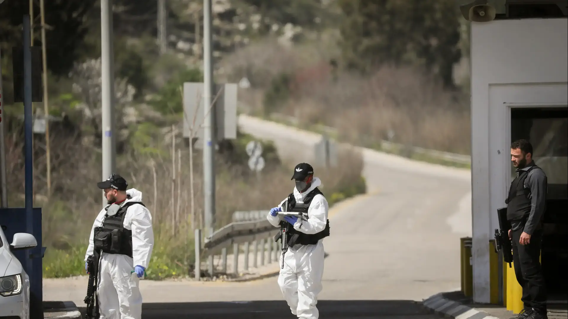 חיילי משמר הגבול ממוגנים נגד נגיף הקורונה במחסום עין יעל בקרבת גן החיות התנכי בירושלים 11 במרץ, 2020. חיילי משמר הגבול ממוגנים נגד נגיף הקורונה במחסום עין יעל בקרבת גן החיות התנכי בירושלים 11 במרץ, 2020.