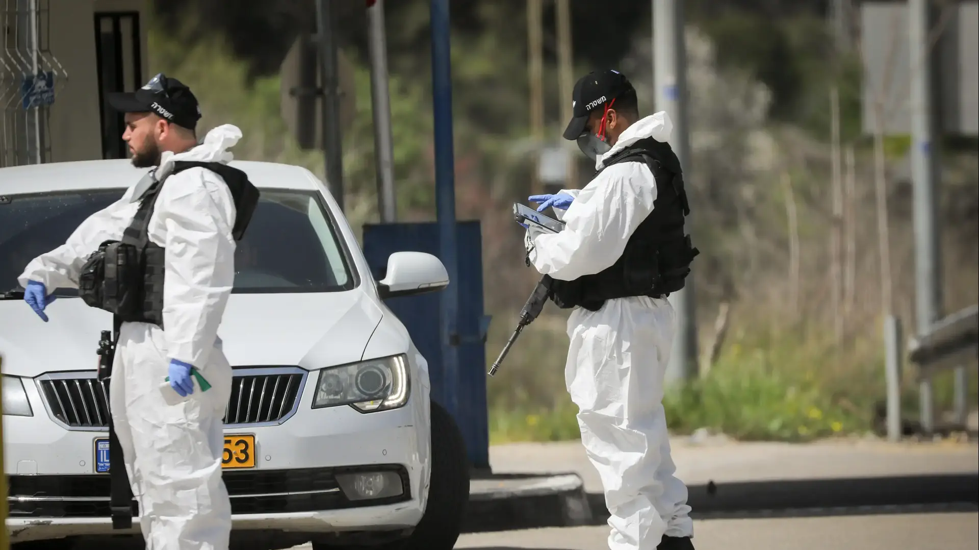 חיילי משמר הגבול ממוגנים נגד נגיף הקורונה במחסום עין יעל בקרבת גן החיות התנכי בירושלים 11 במרץ, 2020 חיילי משמר הגבול ממוגנים נגד נגיף הקורונה במחסום עין יעל בקרבת גן החיות התנכי בירושלים 11 במרץ, 2020