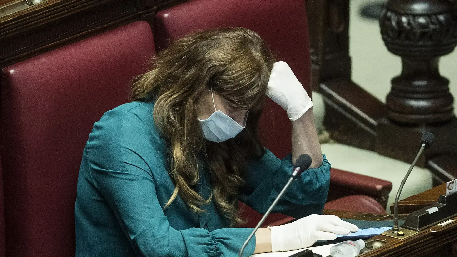 חברת הפרלמנט האיטלקי מריה תרזה בלדיני עוטה מסכה כמיגון מנגיף הקורונה במהלך דיון בפרלמנט, 11 במרץ 2020
חברת הפרלמנט האיטלקי מריה תרזה בלדיני עוטה מסכה כמיגון מנגיף הקורונה במהלך דיון בפרלמנט, 11 במרץ 2020