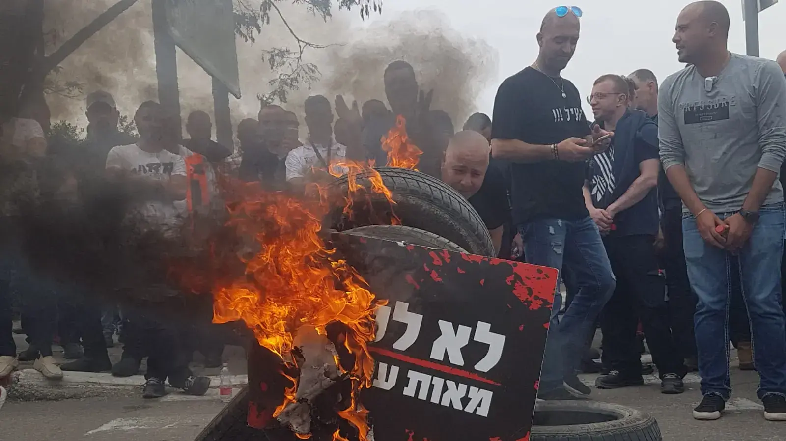 כ - 2000 מעובדי אל על מוחים כעת מול משרדי ההנהלה בעקבות דחיית ההנהלה א הצעת ההסתדרות והעובדים למיליארד דולר , 12 במרץ 2020 כ - 2000 מעובדי אל על מוחים כעת מול משרדי ההנהלה בעקבות דחיית ההנהלה א הצעת ההסתדרות והעובדים למיליארד דולר , 12 במרץ 2020