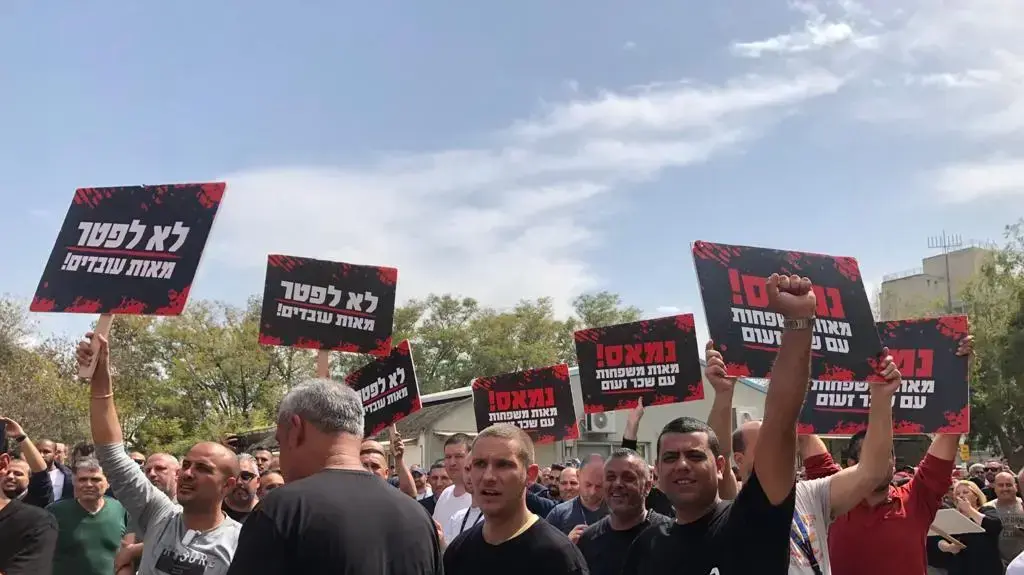 כ - 2000 מעובדי אל על מוחים כעת מול משרדי ההנהלה בעקבות דחיית ההנהלה א הצעת ההסתדרות והעובדים למיליארד דולר , 12 במרץ 2020 כ - 2000 מעובדי אל על מוחים כעת מול משרדי ההנהלה בעקבות דחיית ההנהלה א הצעת ההסתדרות והעובדים למיליארד דולר , 12 במרץ 2020