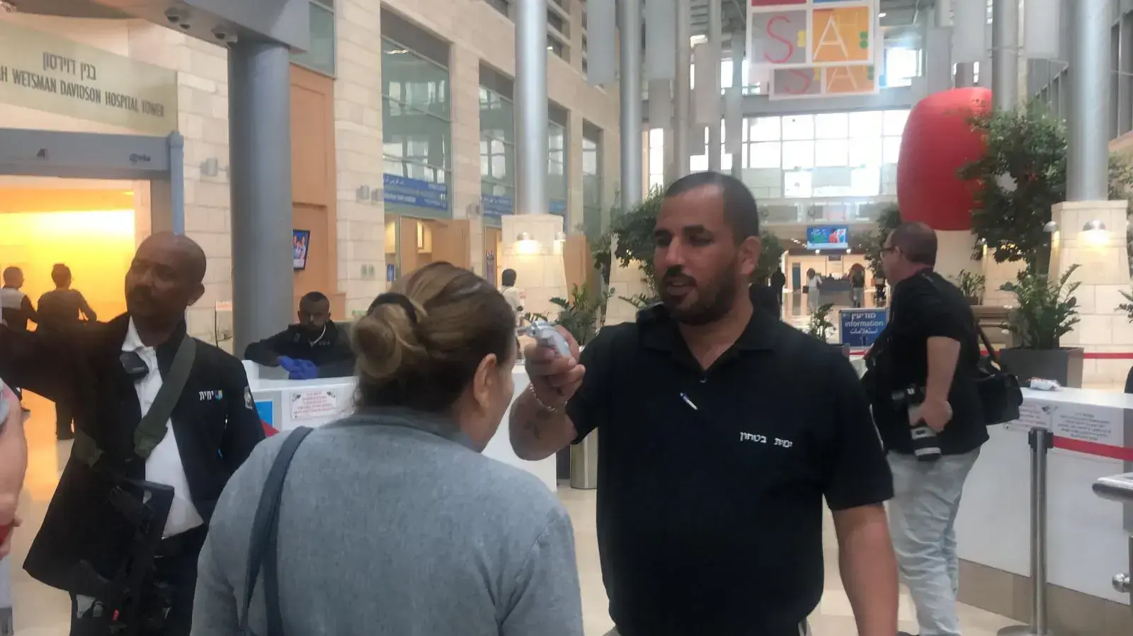 מאבטחי בית החולים הדסה עין כרם, מצויידים במדי חום דיגיטליים המודדים חום מרחוק וללא מגע יד אדם, מתשאלים את הנכנסים ובודקים את חום גופם, 12 במרץ 2020 מאבטחי בית החולים הדסה עין כרם, מצויידים במדי חום דיגיטליים המודדים חום מרחוק וללא מגע יד אדם, מתשאלים את הנכנסים ובודקים את חום גופם, 12 במרץ 2020