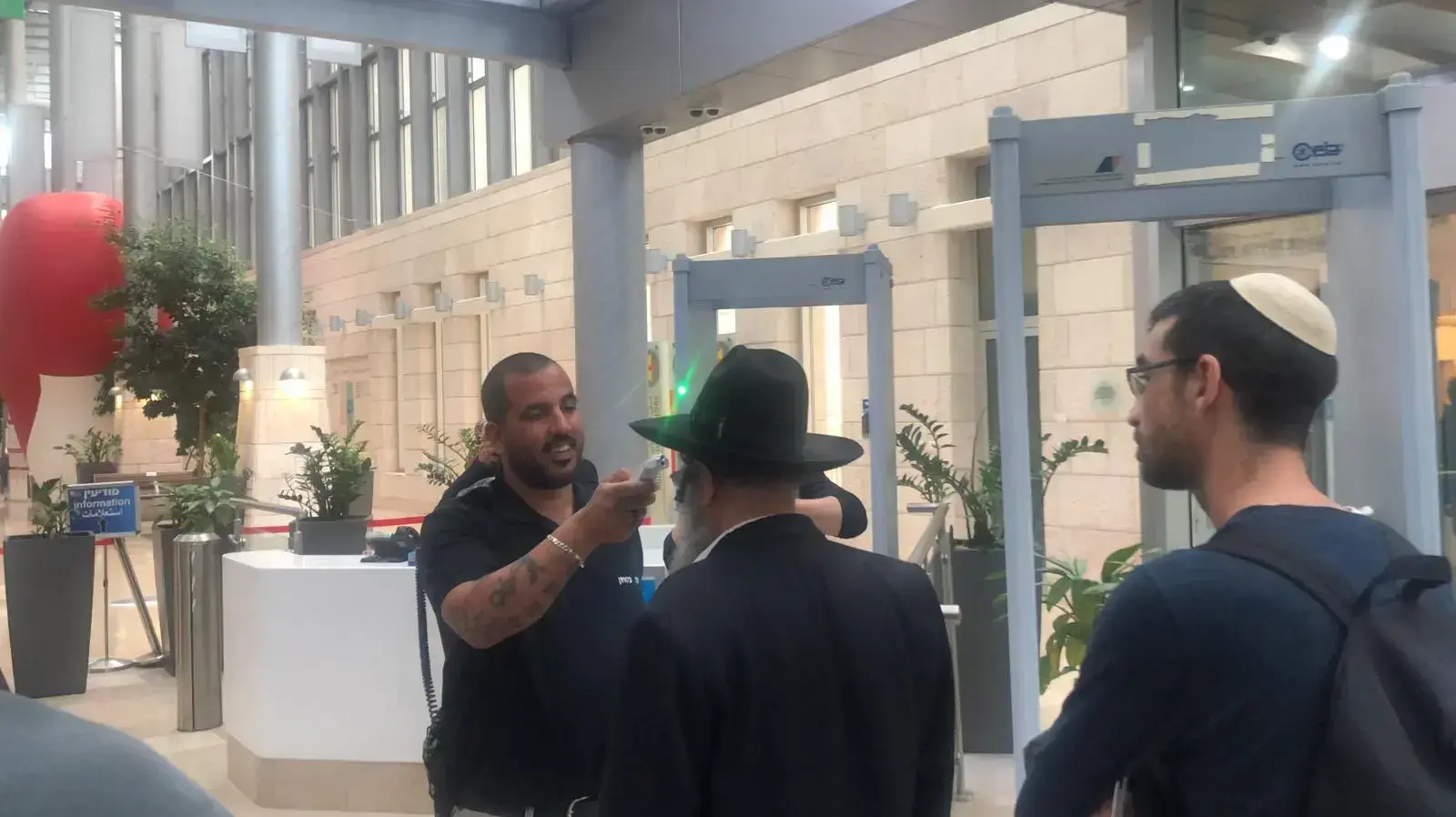 מאבטחי בית החולים הדסה עין כרם, מצויידים במדי חום דיגיטליים המודדים חום מרחוק וללא מגע יד אדם, מתשאלים את הנכנסים ובודקים את חום גופם, 12 במרץ 2020 מאבטחי בית החולים הדסה עין כרם, מצויידים במדי חום דיגיטליים המודדים חום מרחוק וללא מגע יד אדם, מתשאלים את הנכנסים ובודקים את חום גופם, 12 במרץ 2020