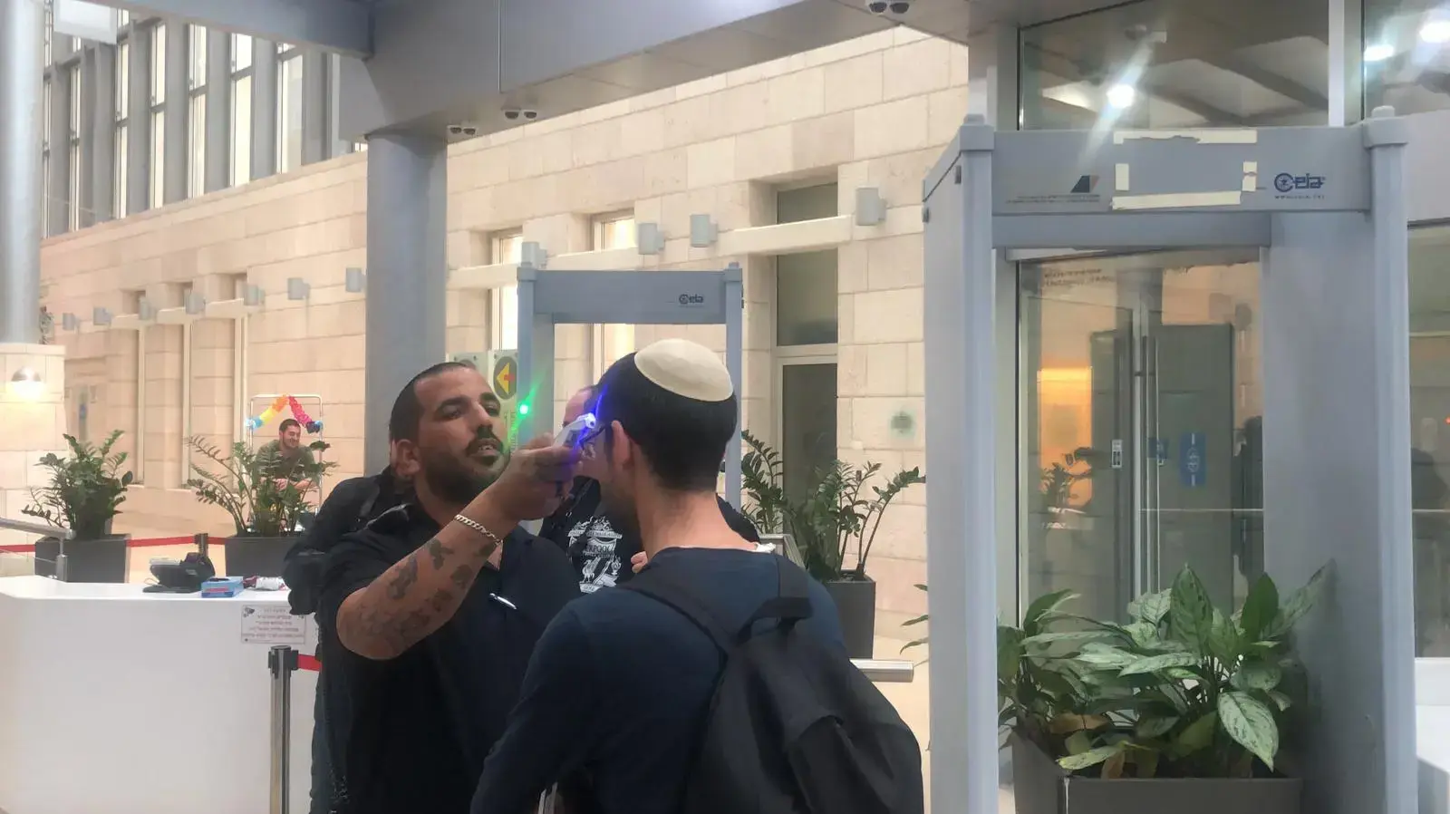 מאבטחי בית החולים הדסה עין כרם, מצויידים במדי חום דיגיטליים המודדים חום מרחוק וללא מגע יד אדם, מתשאלים את הנכנסים ובודקים את חום גופם, 12 במרץ 2020 מאבטחי בית החולים הדסה עין כרם, מצויידים במדי חום דיגיטליים המודדים חום מרחוק וללא מגע יד אדם, מתשאלים את הנכנסים ובודקים את חום גופם, 12 במרץ 2020