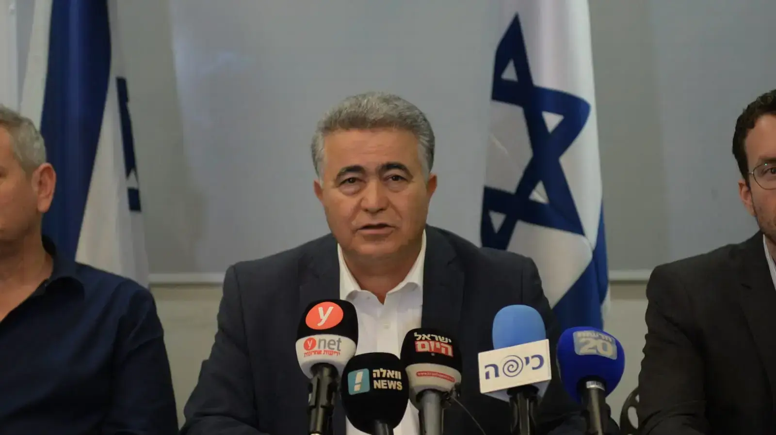 עמיר פרץ בישיבת סיעת העבודה בבית מפלגת העבודה, 12 במרץ 2020 עמיר פרץ בישיבת סיעת העבודה בבית מפלגת העבודה, 12 במרץ 2020