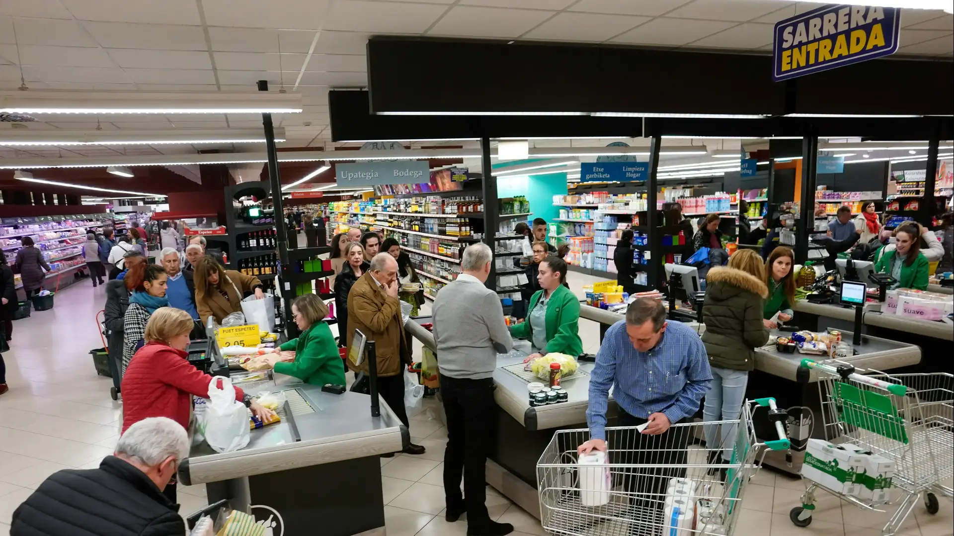 אנשים מצטיידים בקניות באחד מספורי המרקטים בבילבאו מחחש לחוסר אספקה בעקבות נגיף הקורונה 12 במרץ 2020 אנשים מצטיידים בקניות באחד מספורי המרקטים בבילבאו מחחש לחוסר אספקה בעקבות נגיף הקורונה 12 במרץ 2020