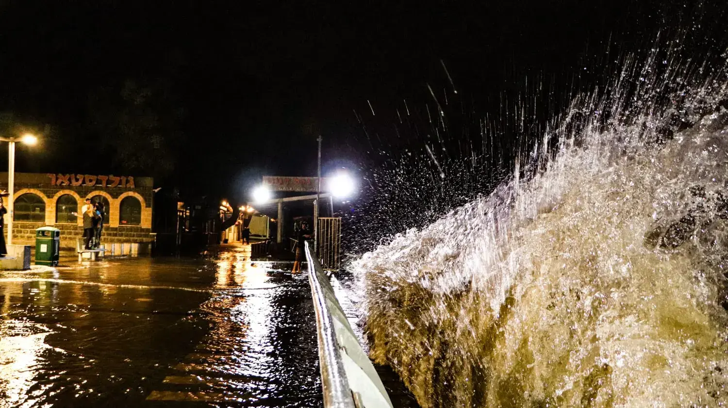 גלי הכנרת מתנפצים בטיילת טבריה בלילה בשל הרוחות החזקות. 13 במרץ 2020 גלי הכנרת מתנפצים בטיילת טבריה בלילה בשל הרוחות החזקות. 13 במרץ 2020