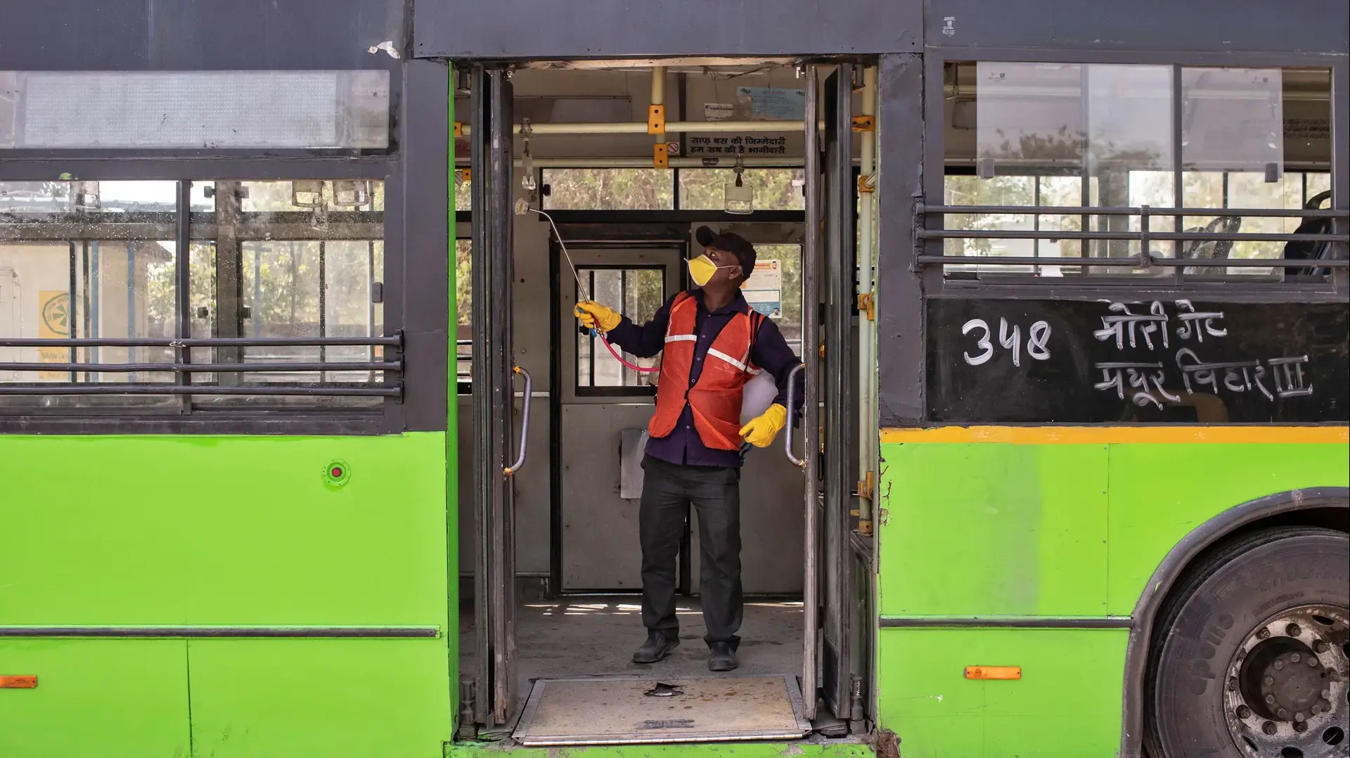 חיטוי אוטובוס מפני נגיף הקורונה בניו דלהי, הודו. 13 במרץ, 2020
חיטוי אוטובוס מפני נגיף הקורונה בניו דלהי, הודו. 13 במרץ, 2020