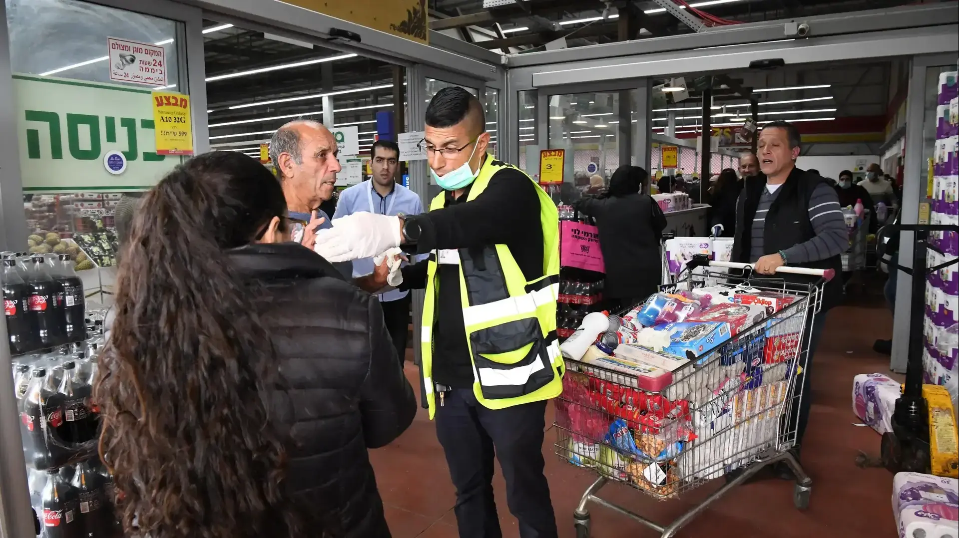 בהלת הקורונה: תושבים עושים קניות בסופר קינג סטור אזור תעשיה תוצרת הארץ ראש העין. 14 במרץ 2020 בהלת הקורונה: תושבים עושים קניות בסופר קינג סטור אזור תעשיה תוצרת הארץ ראש העין. 14 במרץ 2020