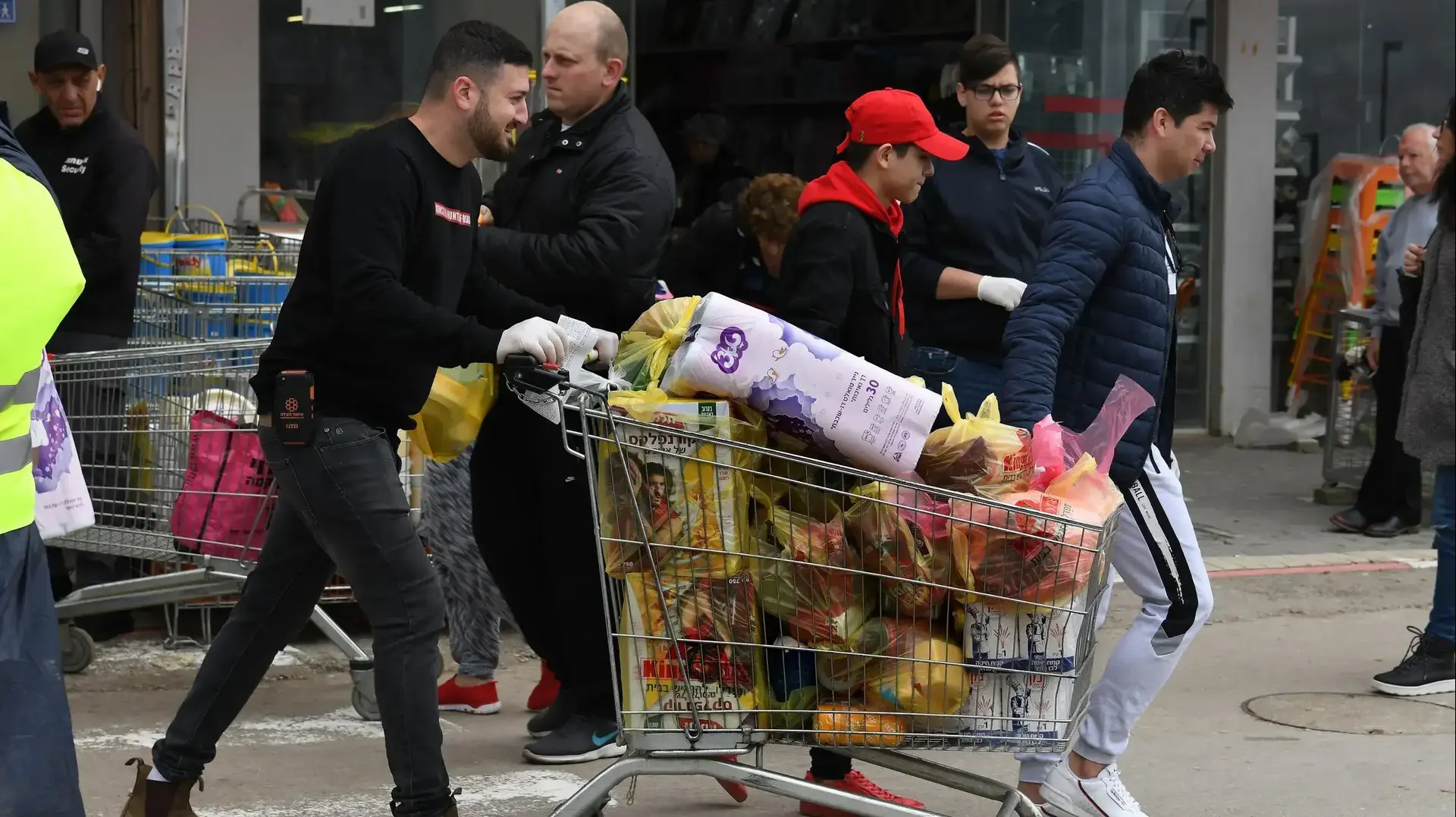 בהלת הקורונה: תושבים עושים קניות בסופר קינג סטור אזור תעשיה תוצרת הארץ ראש העין. 14 במרץ 2020 בהלת הקורונה: תושבים עושים קניות בסופר קינג סטור אזור תעשיה תוצרת הארץ ראש העין. 14 במרץ 2020