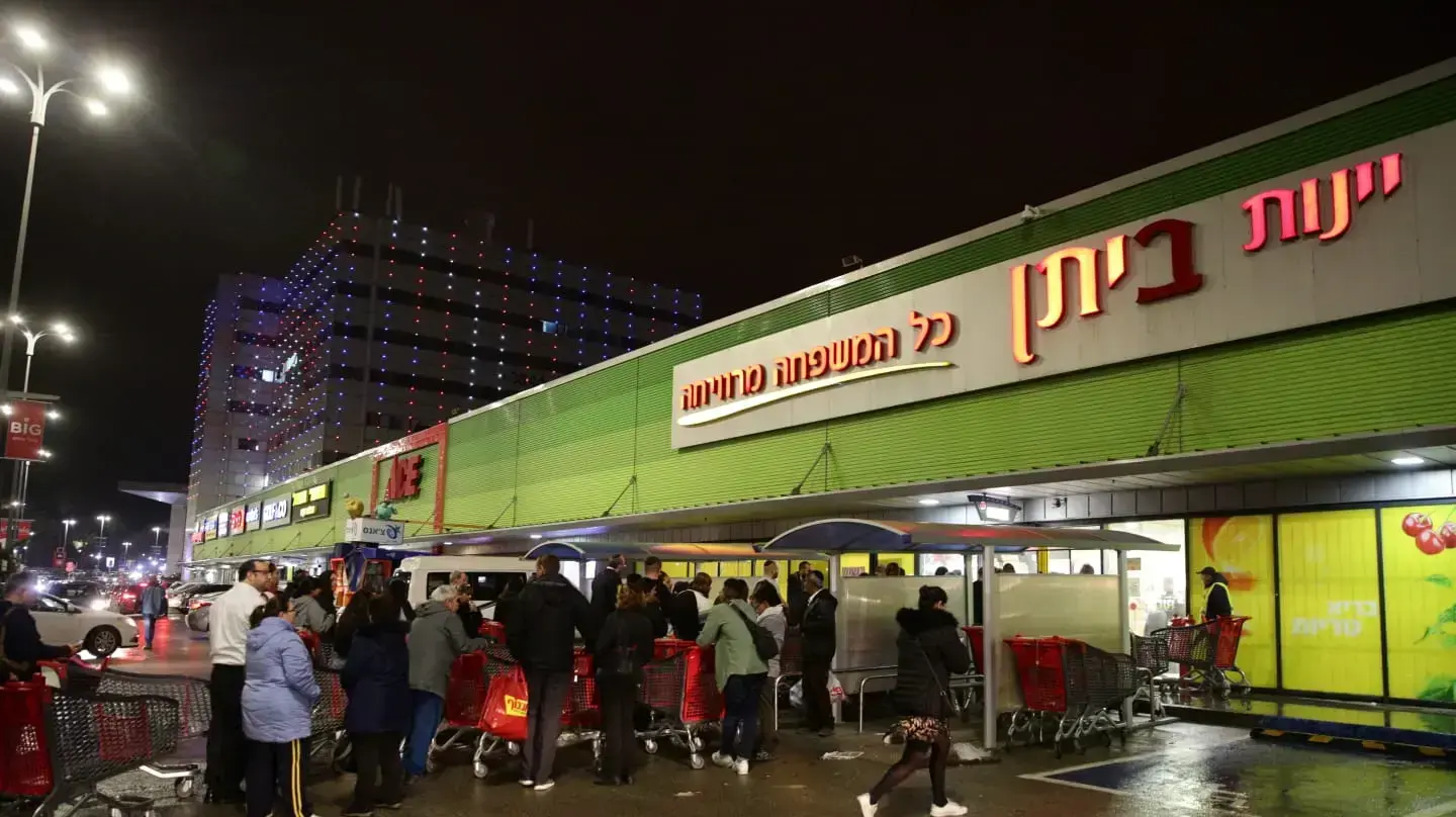 תורים ארוכים ועימותים בכניסה לסופר בבית שמש, בשל ההגבלה על כמות אנשים 14 במרץ 2020 תורים ארוכים ועימותים בכניסה לסופר בבית שמש, בשל ההגבלה על כמות אנשים 14 במרץ 2020
