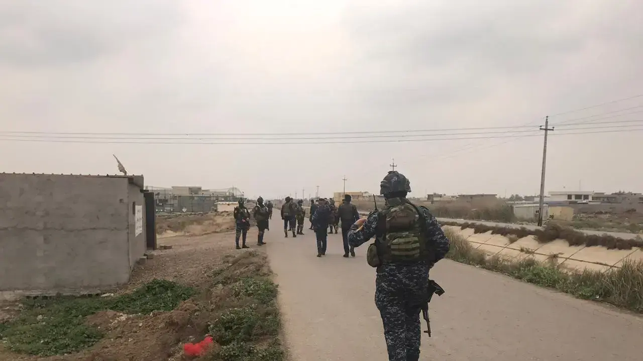 כוחות צבא עירקיים צועדים סמוך לבניין בו מצאו רקטות קטיושה של כוחות חיזבאללה באום אל-איזאם, עיראק - ה-14 למרץ 2020 כוחות צבא עירקיים צועדים סמוך לבניין בו מצאו רקטות קטיושה של כוחות חיזבאללה באום אל-איזאם, עיראק - ה-14 למרץ 2020