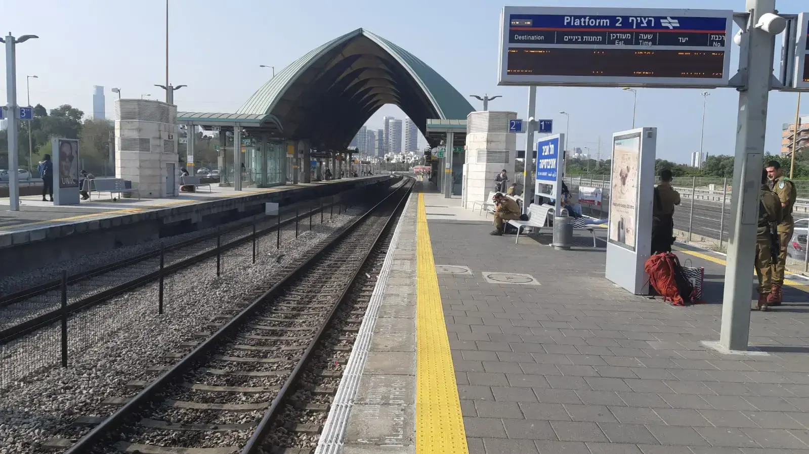 תחנת רכבת האוניברסיטה כמעט ריקה מאדם, בעקבות ההנחיות החדשות להתמודדות עם נגיף הקורונה. 15 במרץ 2020 תחנת רכבת האוניברסיטה כמעט ריקה מאדם, בעקבות ההנחיות החדשות להתמודדות עם נגיף הקורונה. 15 במרץ 2020