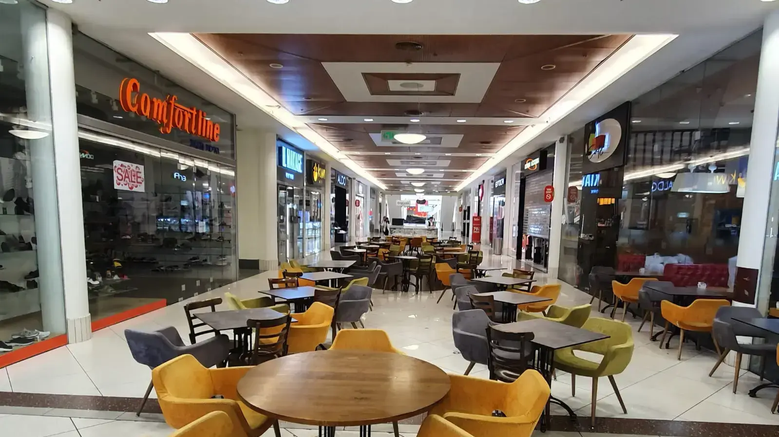 קניון לב חדרה שומם בעקבות ההנחיה להשבתה למניעת התפשטות נגיף הקורונה, מרץ 2020 קניון לב חדרה שומם בעקבות ההנחיה להשבתה למניעת התפשטות נגיף הקורונה, מרץ 2020