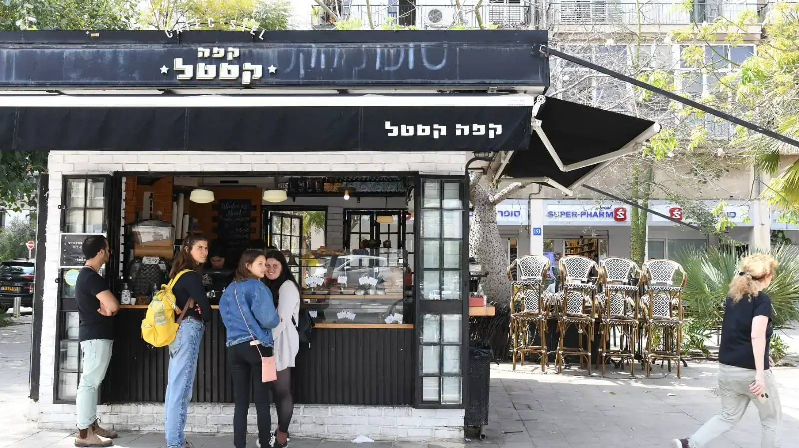 בית קפה בתל אביב פתוח למרות ההנחיה להשבתה למניעת התפשטות נגיף הקורונה בית קפה בתל אביב פתוח למרות ההנחיה להשבתה למניעת התפשטות נגיף הקורונה
