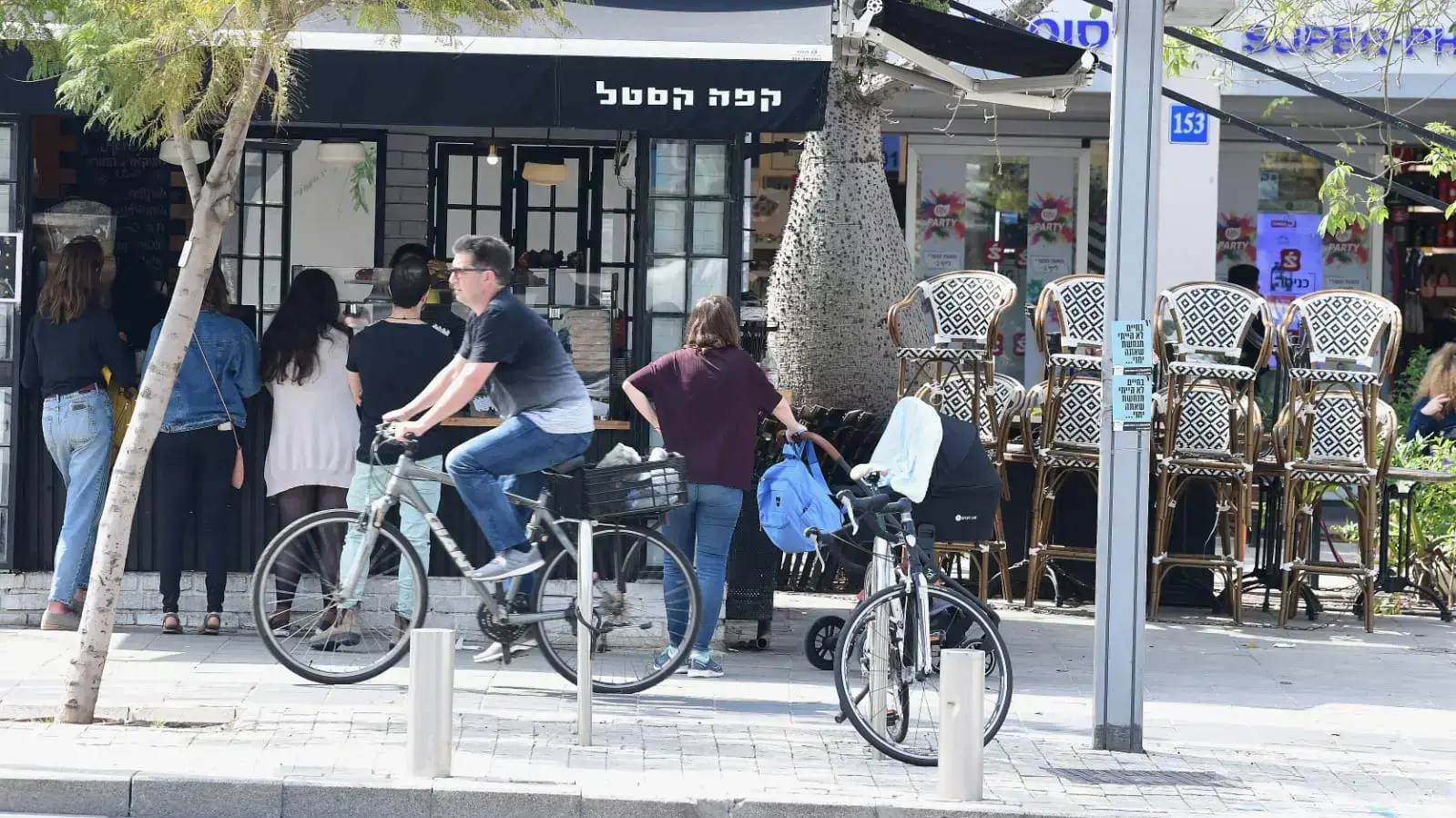 בית קפה בתל אביב פתוח למרות ההנחיה להשבתה למניעת התפשטות נגיף הקורונה בית קפה בתל אביב פתוח למרות ההנחיה להשבתה למניעת התפשטות נגיף הקורונה
