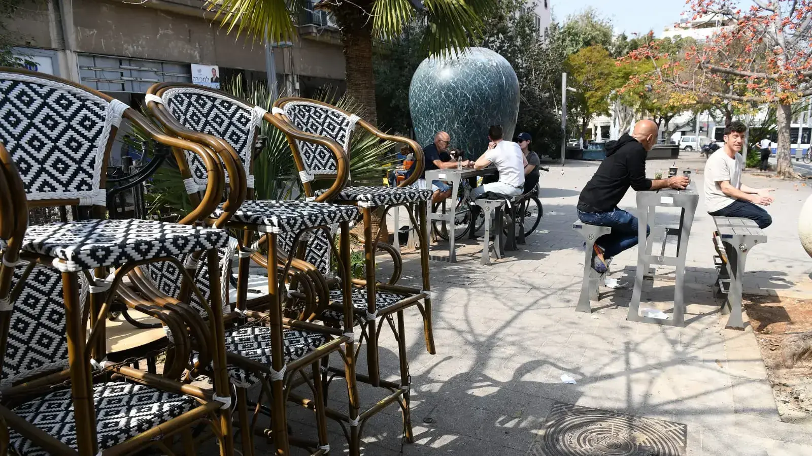 בית קפה בתל אביב פתוח למרות ההנחיה להשבתה למניעת התפשטות נגיף הקורונה בית קפה בתל אביב פתוח למרות ההנחיה להשבתה למניעת התפשטות נגיף הקורונה