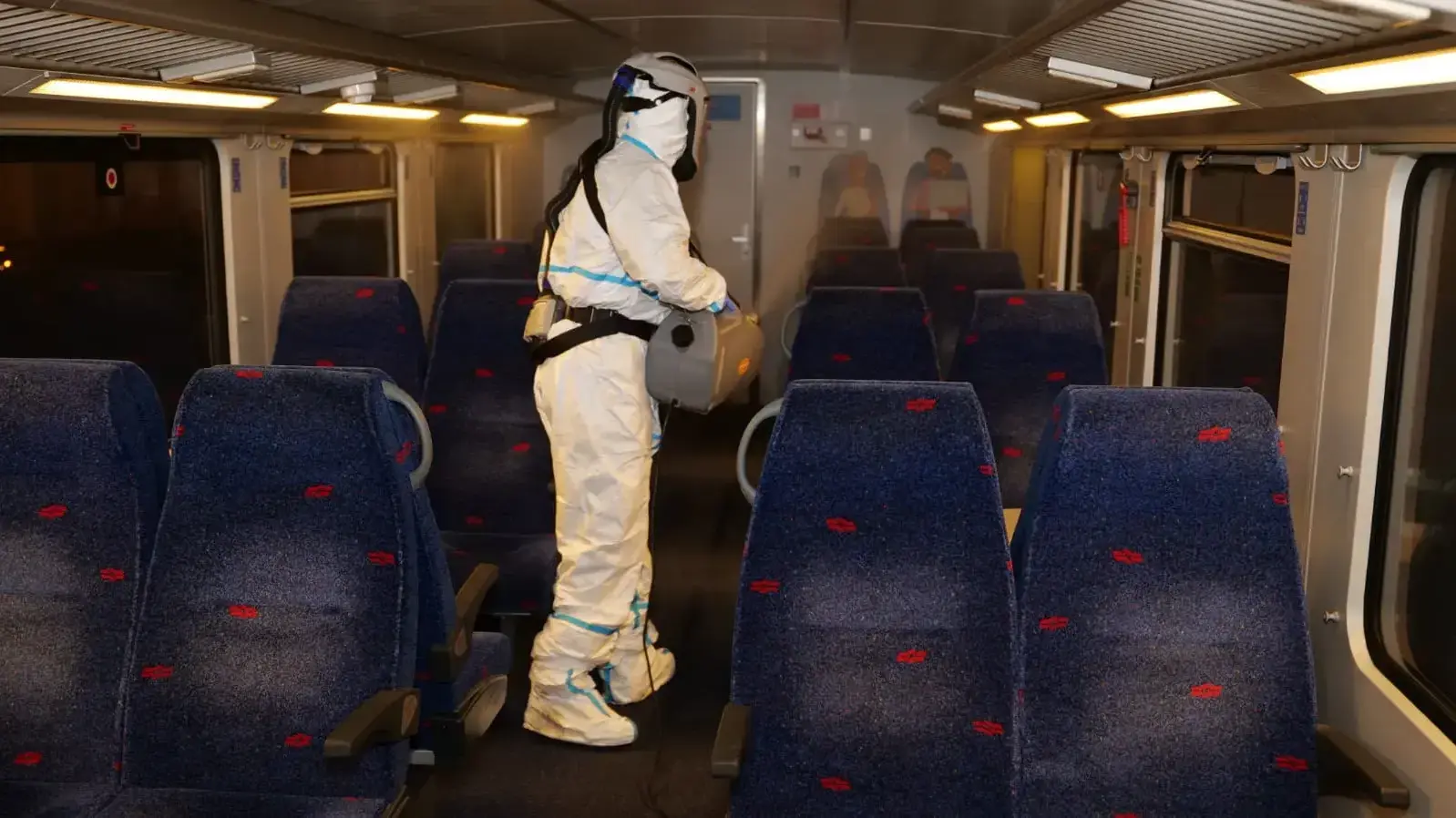 ניקיו וחיטוי איזורים ברכבת ישראל למניעת התפשטות נגיף הקורונה , מרץ 2020 ניקיו וחיטוי איזורים ברכבת ישראל למניעת התפשטות נגיף הקורונה , מרץ 2020