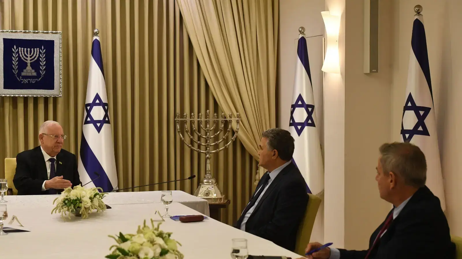 סבב ההתייעצויות עם כלל הסיעות שנבחרו לכנסת - הגעת נציגי סיעת העבודה-גשר-מרצ להיוועצות במשכן הנשיא, ירושלים 15 במרץ 2020 סבב ההתייעצויות עם כלל הסיעות שנבחרו לכנסת - הגעת נציגי סיעת העבודה-גשר-מרצ להיוועצות במשכן הנשיא, ירושלים 15 במרץ 2020
