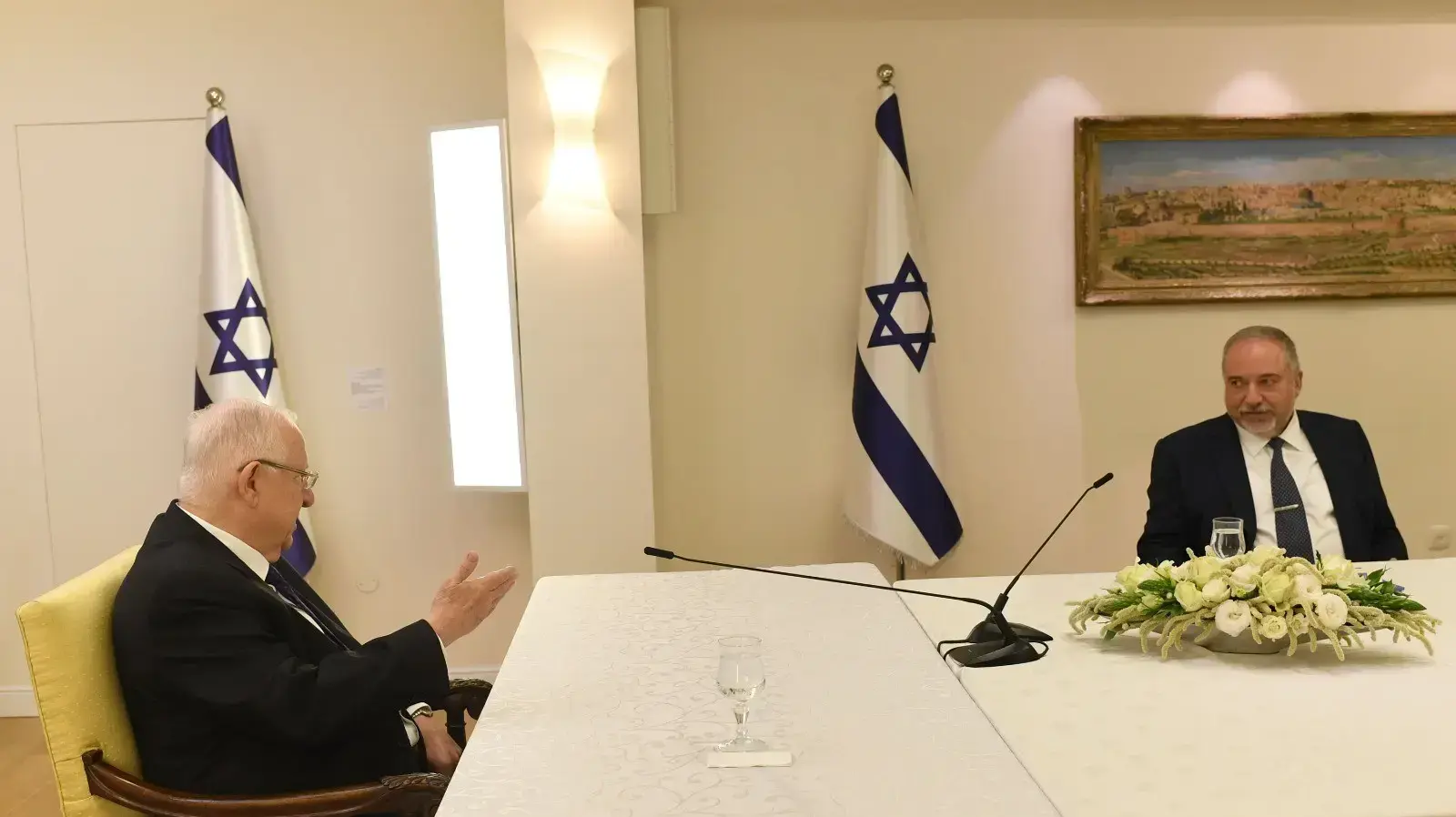 סבב ההתייעצויות עם כלל הסיעות שנבחרו לכנסת - הגעת נציגי ישראל ביתנו להיוועצות במשכן הנשיא, ירושלים 15 במרץ 2020 סבב ההתייעצויות עם כלל הסיעות שנבחרו לכנסת - הגעת נציגי ישראל ביתנו להיוועצות במשכן הנשיא, ירושלים 15 במרץ 2020