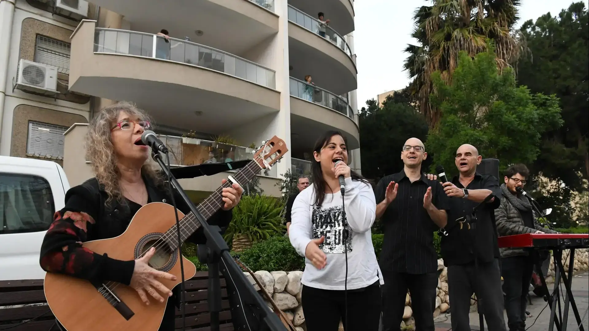 דורית ראובני, יעקב (יענק'לה) מנדל וילדיהם טל אסי ומור מופיעים ברחוב מגוריהם בשכונת הדר יוסף בתל אביב על רקע איסור ההתקהלות ומניעת הופעות בשל התפשטות נגיף הקורונה, 15 במרץ 2020 דורית ראובני, יעקב (יענק'לה) מנדל וילדיהם טל אסי ומור מופיעים ברחוב מגוריהם בשכונת הדר יוסף בתל אביב על רקע איסור ההתקהלות ומניעת הופעות בשל התפשטות נגיף הקורונה, 15 במרץ 2020