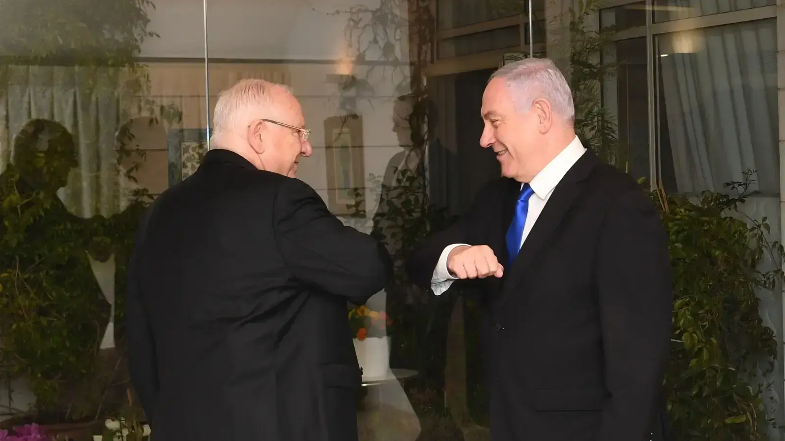 נשיא המדינה ראובן (רובי) ריבלין, ויו"ר הליכוד בנימין נתניהו, רגע לפני הפגישה המשולשת עם יו"ר כחול לבן בני גנץ, המתקיימת בבית הנשיא 15 במרץ 2020 נשיא המדינה ראובן (רובי) ריבלין, ויו"ר הליכוד בנימין נתניהו, רגע לפני הפגישה המשולשת עם יו"ר כחול לבן בני גנץ, המתקיימת בבית הנשיא 15 במרץ 2020