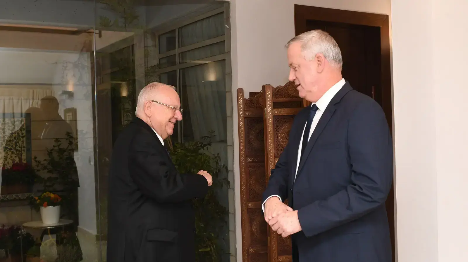 נשיא המדינה, ראובן (רובי) ריבלין ויו"ר כחול לבן בני גנץ, רגע לפני פגשיתם המשולשת עם ראש הממשלה, בנימין נתניהו המתקיימת בבית הנשיא 15 במרץ 2020 נשיא המדינה, ראובן (רובי) ריבלין ויו"ר כחול לבן בני גנץ, רגע לפני פגשיתם המשולשת עם ראש הממשלה, בנימין נתניהו המתקיימת בבית הנשיא 15 במרץ 2020