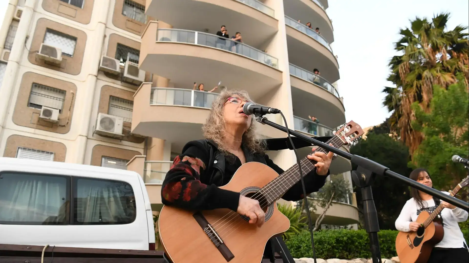 דורית ראובני ובני משפחתה מופיעים ברחוב מגוריהם בשכונת הדר יוסף בתל אביב על רקע איסור ההתקהלות ומניעת הופעות בשל התפשטות נגיף הקורונה, 15 במרץ 2020 דורית ראובני ובני משפחתה מופיעים ברחוב מגוריהם בשכונת הדר יוסף בתל אביב על רקע איסור ההתקהלות ומניעת הופעות בשל התפשטות נגיף הקורונה, 15 במרץ 2020