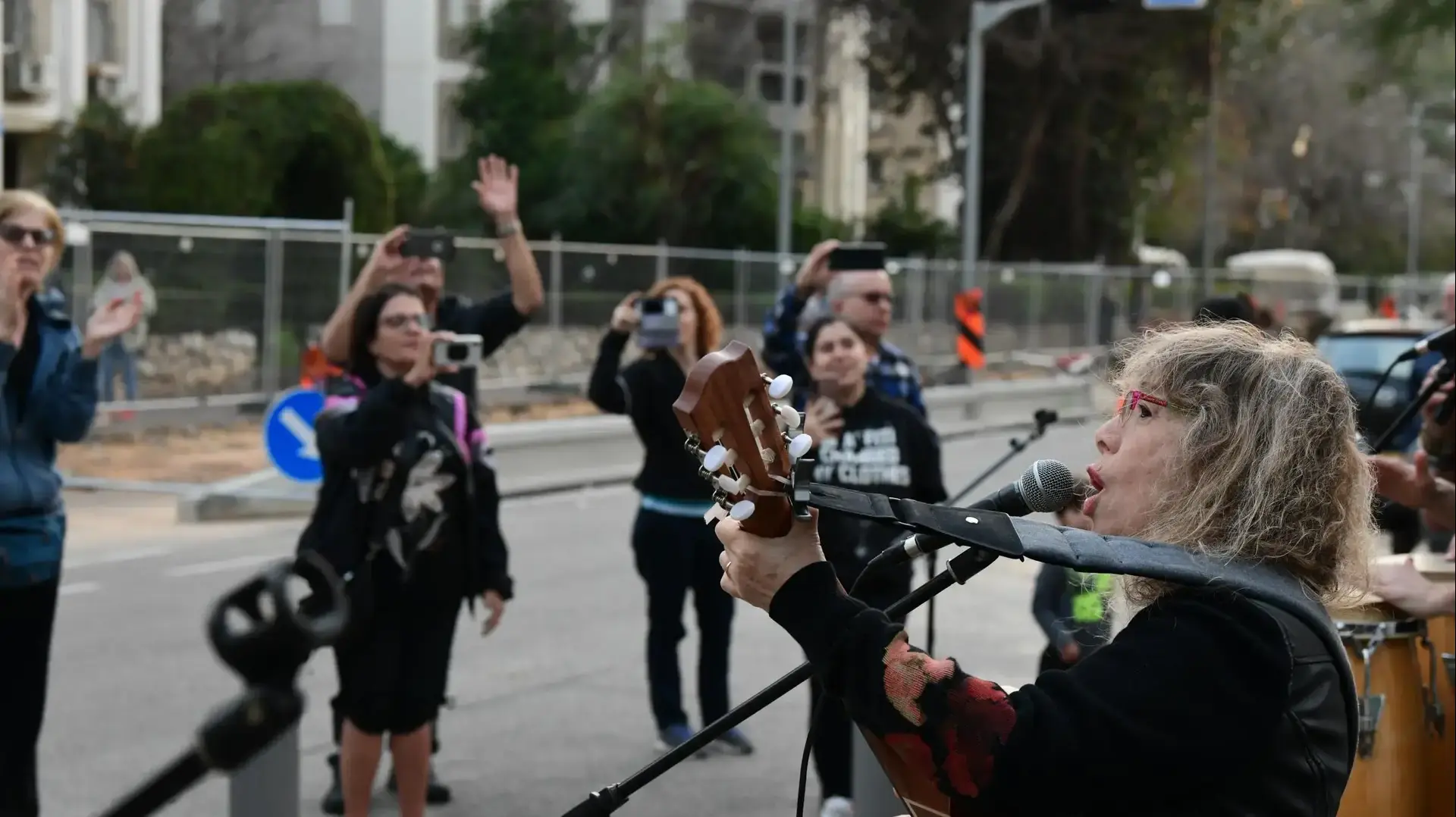 דורית ראובני ובני משפחתה מופיעים ברחוב מגוריהם בשכונת הדר יוסף בתל אביב על רקע איסור ההתקהלות ומניעת הופעות בשל התפשטות נגיף הקורונה, 15 במרץ 2020 דורית ראובני ובני משפחתה מופיעים ברחוב מגוריהם בשכונת הדר יוסף בתל אביב על רקע איסור ההתקהלות ומניעת הופעות בשל התפשטות נגיף הקורונה, 15 במרץ 2020