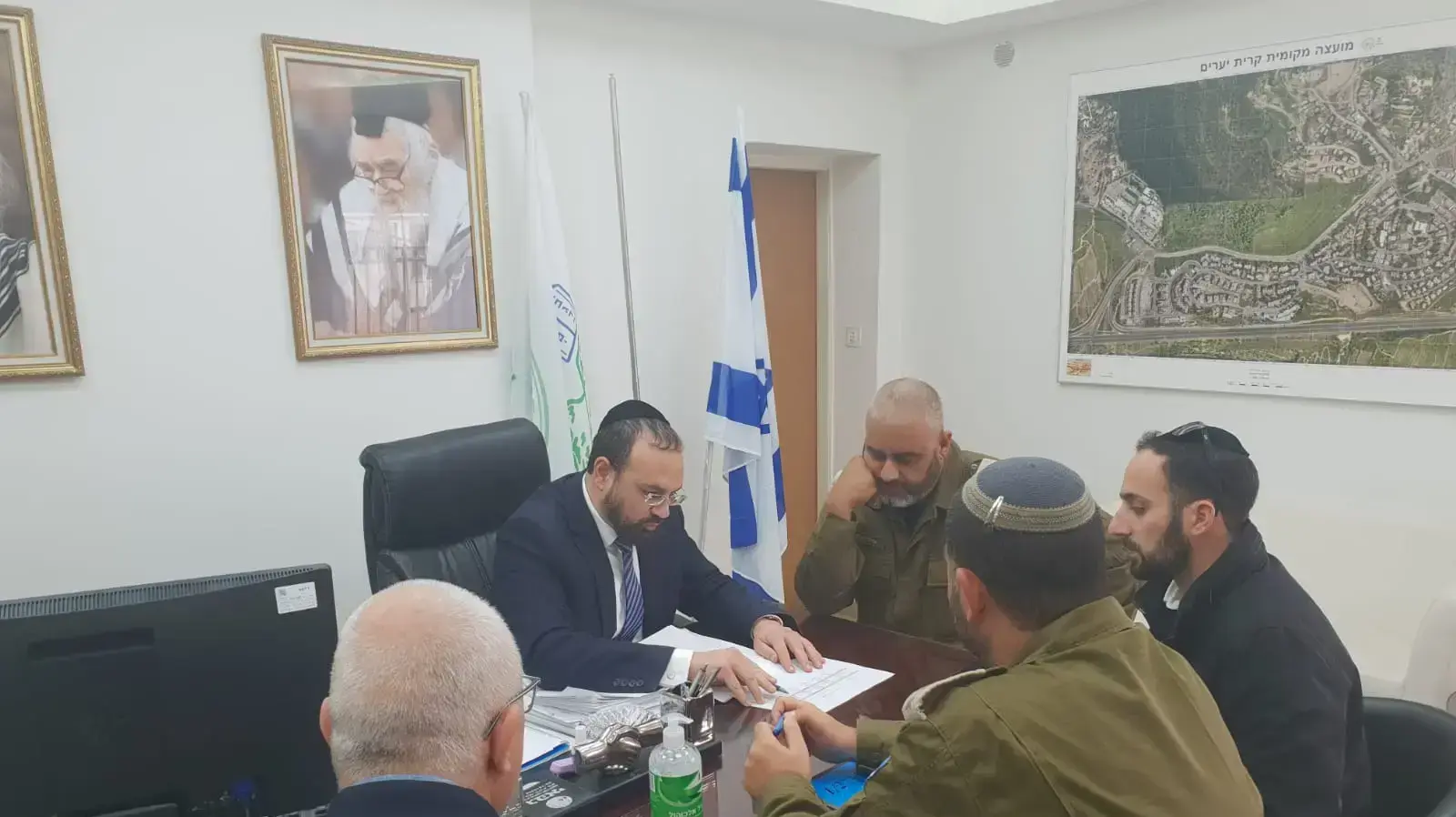 ראש מועצת קריית יערים יצחק רביץ ואנשי פיקוד העורף. ראש מועצת קריית יערים יצחק רביץ ואנשי פיקוד העורף.