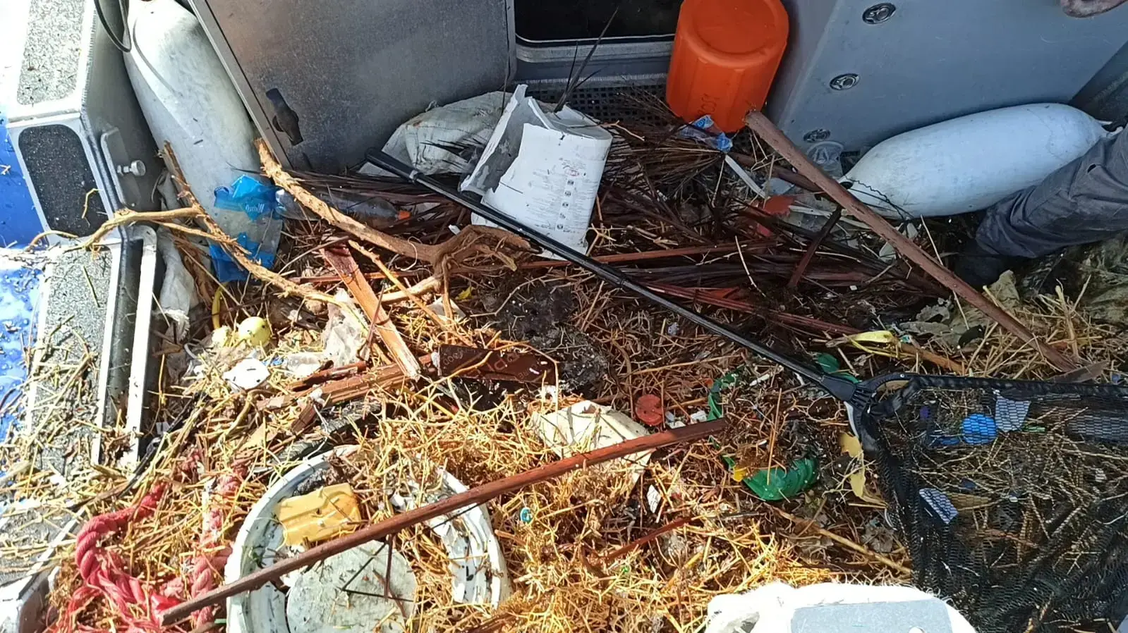 שוטרי השיטור ימי יצאו לסיור ימי אחרי הסערה וגילו ים מלא בלכלוך וזבל, 16 במרץ 2020 שוטרי השיטור ימי יצאו לסיור ימי אחרי הסערה וגילו ים מלא בלכלוך וזבל, 16 במרץ 2020