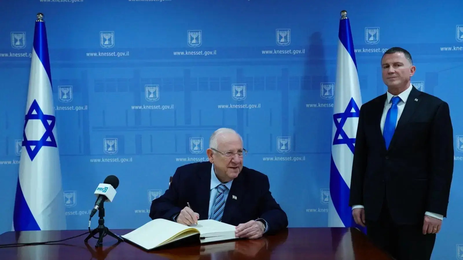 נשיא המדינה ראובן (רובי) ריבלין חותם בספר הנשיאים לקראת טקס השבעת הכנסת 16 במרץ 2020 נשיא המדינה ראובן (רובי) ריבלין חותם בספר הנשיאים לקראת טקס השבעת הכנסת 16 במרץ 2020