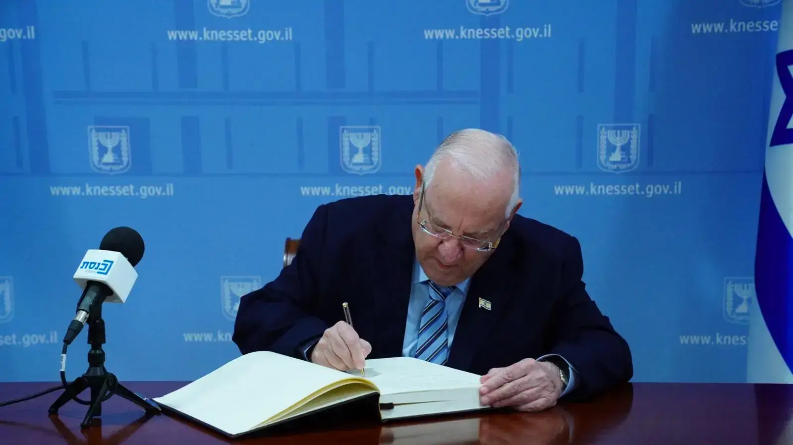 נשיא המדינה ראובן (רובי) ריבלין חותם בספר הנשיאים לקראת טקס השבעת הכנסת 16 במרץ 2020 נשיא המדינה ראובן (רובי) ריבלין חותם בספר הנשיאים לקראת טקס השבעת הכנסת 16 במרץ 2020