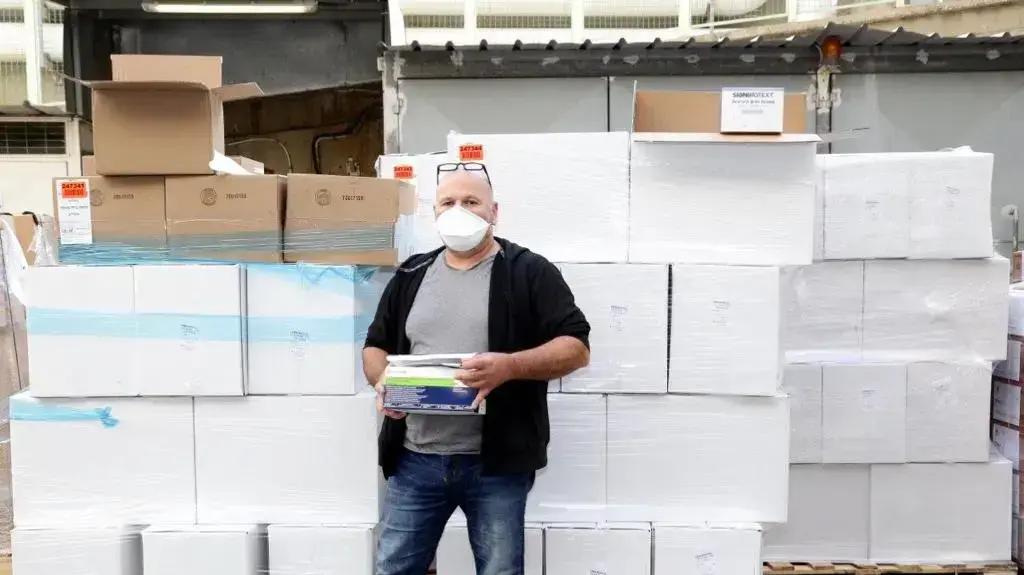 משאיות עם ציוד מיגון מגיעות לביה"ח איכילוב שבתל אביב לצורך המשך התמודדות עם נגיף הקורונה 16 במרץ 2020 משאיות עם ציוד מיגון מגיעות לביה"ח איכילוב שבתל אביב לצורך המשך התמודדות עם נגיף הקורונה 16 במרץ 2020