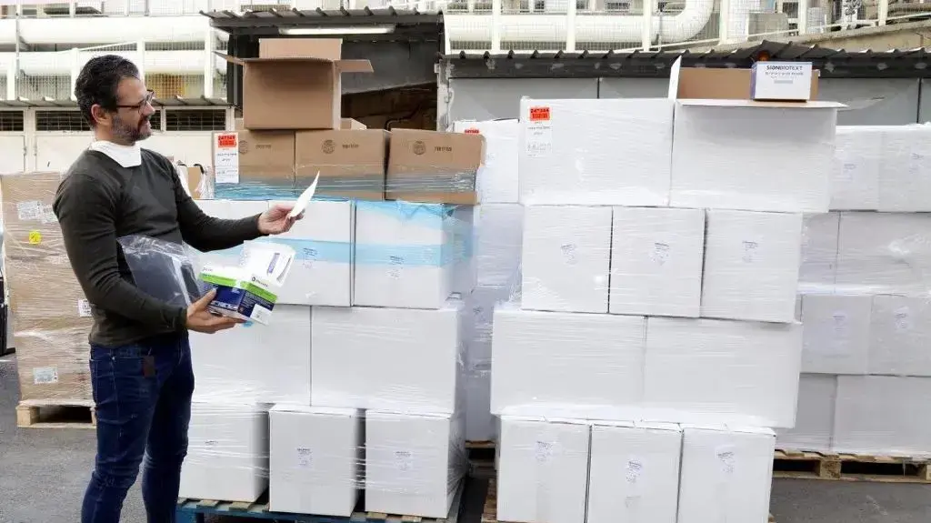 משאיות עם ציוד מיגון מגיעות לביה"ח איכילוב שבתל אביב לצורך המשך התמודדות עם נגיף הקורונה 16 במרץ 2020 משאיות עם ציוד מיגון מגיעות לביה"ח איכילוב שבתל אביב לצורך המשך התמודדות עם נגיף הקורונה 16 במרץ 2020