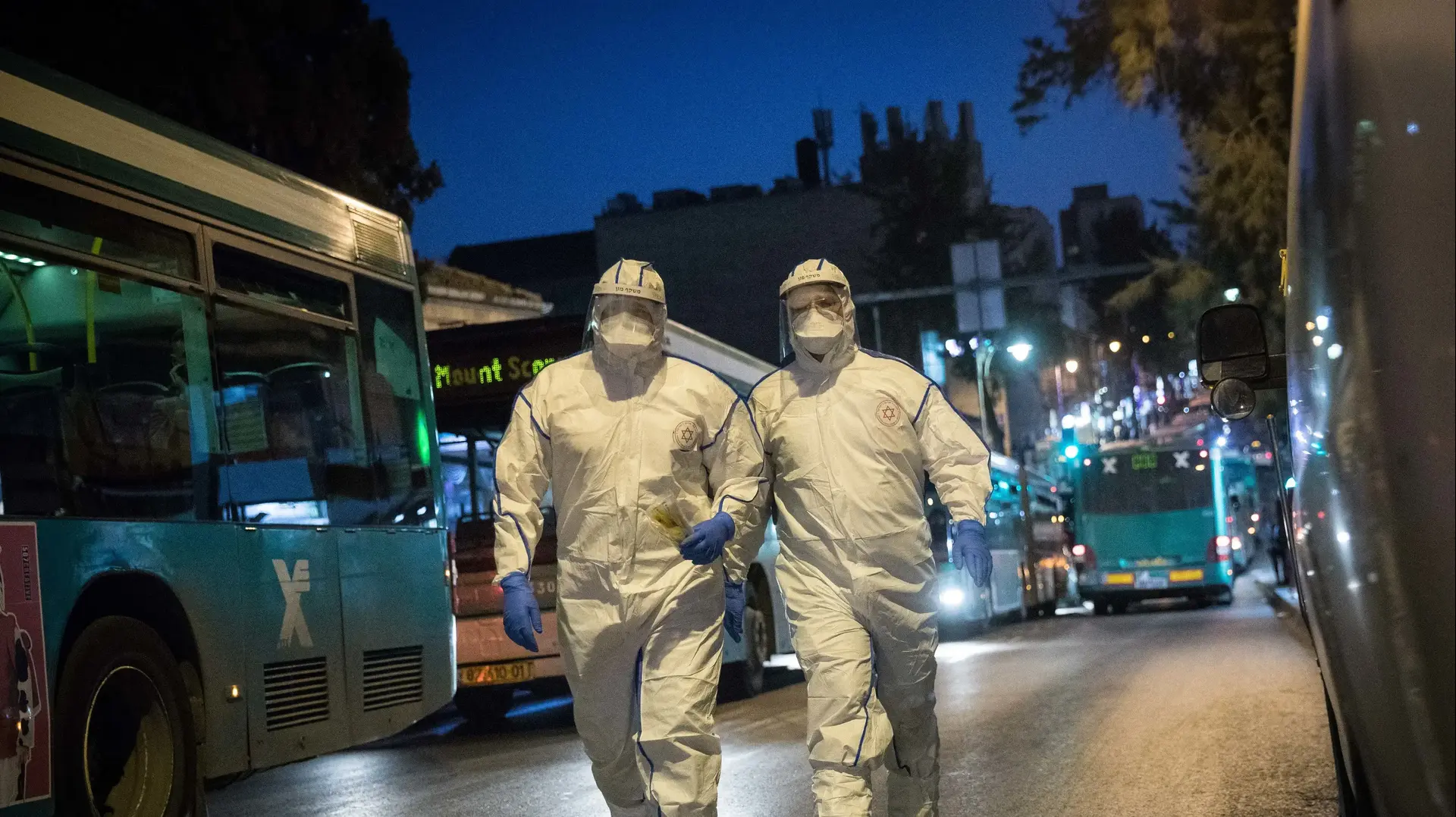 אנשי צוות של מגן דוד אדום מגיעים לבדוק חולה עם תסמינים לנגיף הקורונה בירושלים 16 במרץ 2020 אנשי צוות של מגן דוד אדום מגיעים לבדוק חולה עם תסמינים לנגיף הקורונה בירושלים 16 במרץ 2020