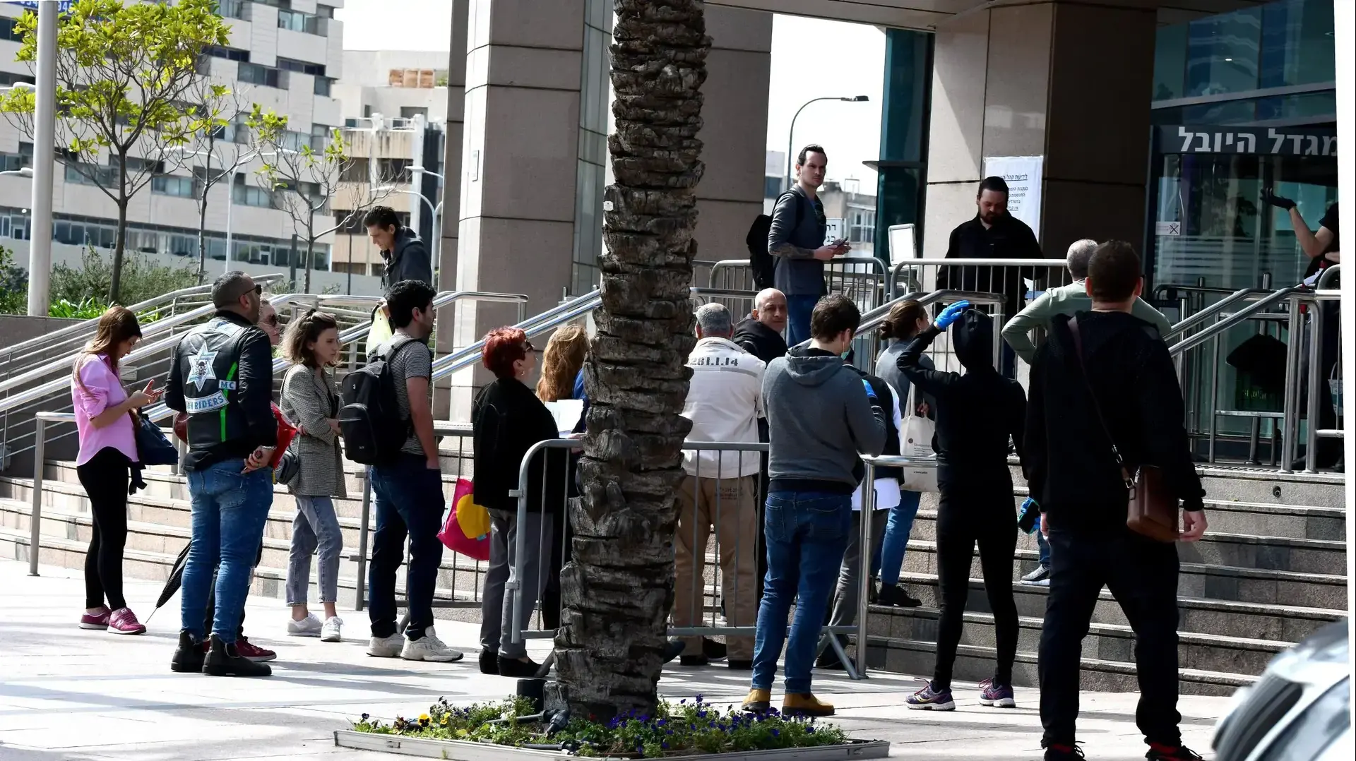 תורים ללשכת התעסוקה בעקבות גל הפיטורים לאחר הנחיות משרד הבריאות בעקבות נגיף הקורונה 17 במרץ 2020 תורים ללשכת התעסוקה בעקבות גל הפיטורים לאחר הנחיות משרד הבריאות בעקבות נגיף הקורונה 17 במרץ 2020