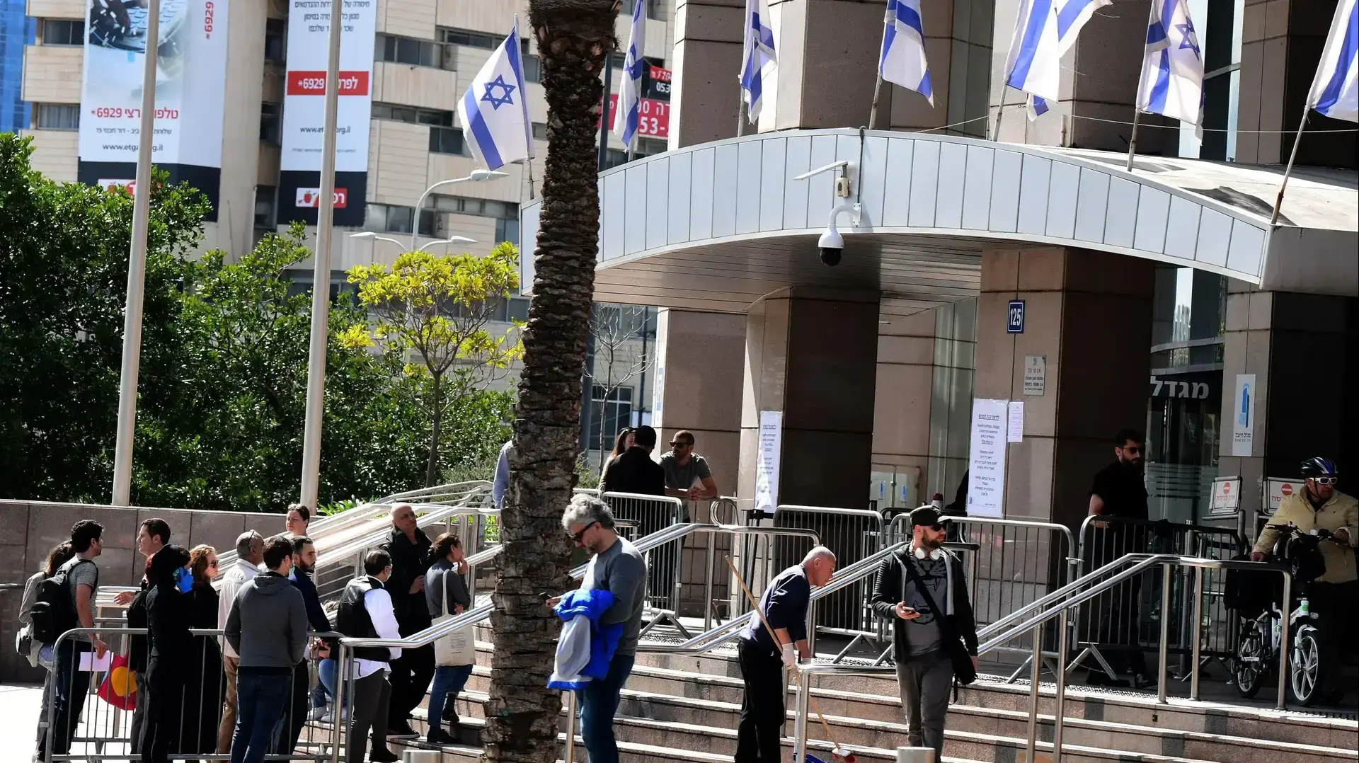 תורים ללשכת התעסוקה בעקבות גל הפיטורים לאחר הנחיות משרד הבריאות בעקבות נגיף הקורונה 17 במרץ 2020
