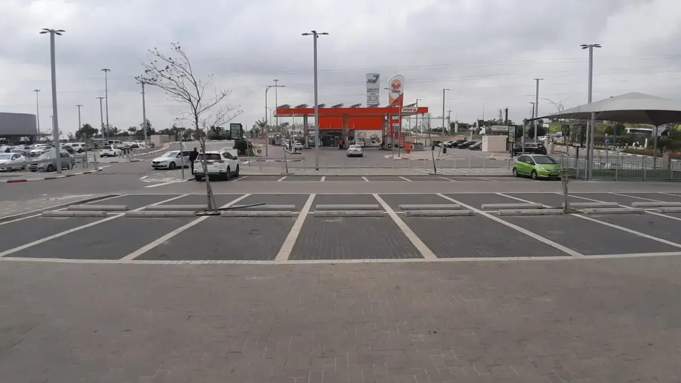 מרכז מסחרי מדולל מאנשים בעקבות הנחיות משרד הבריאות בשדרות 17 במרץ 2020 מרכז מסחרי מדולל מאנשים בעקבות הנחיות משרד הבריאות בשדרות 17 במרץ 2020