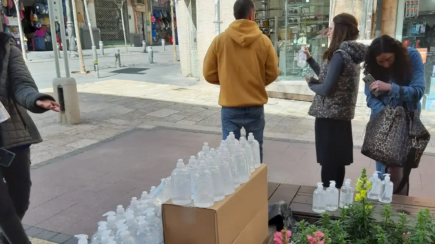 מכירת בקבוקי אלכוג'ל בירושלים עקב נגיף הקורונה ב-17 במרץ 2020 מכירת בקבוקי אלכוג'ל בירושלים עקב נגיף הקורונה ב-17 במרץ 2020
