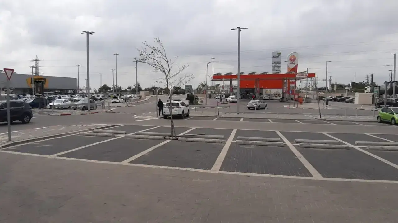 מרכז מסחרי מדולל מאנשים בעקבות הנחיות משרד הבריאות בשדרות 17 במרץ 2020 מרכז מסחרי מדולל מאנשים בעקבות הנחיות משרד הבריאות בשדרות 17 במרץ 2020