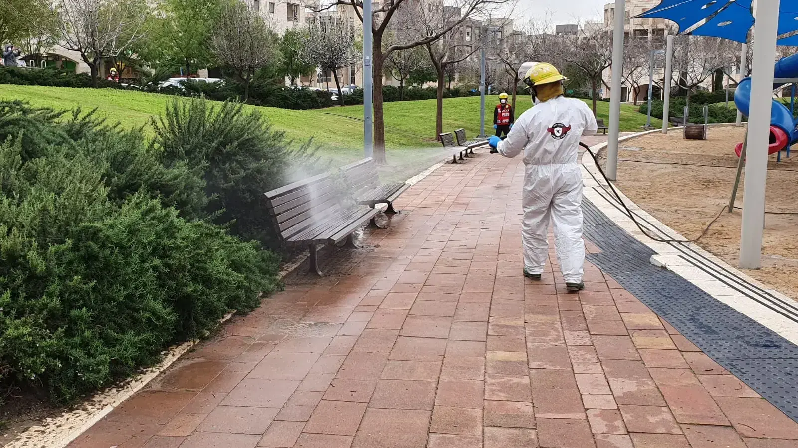 חיטוי מרחבים ציבוריים בשכונת קייזר במודיעין בה אובחנה 10 חולים וכשלושת אלפים מתושבי השכונה נמצאים בבידוד.17 במרץ 2020