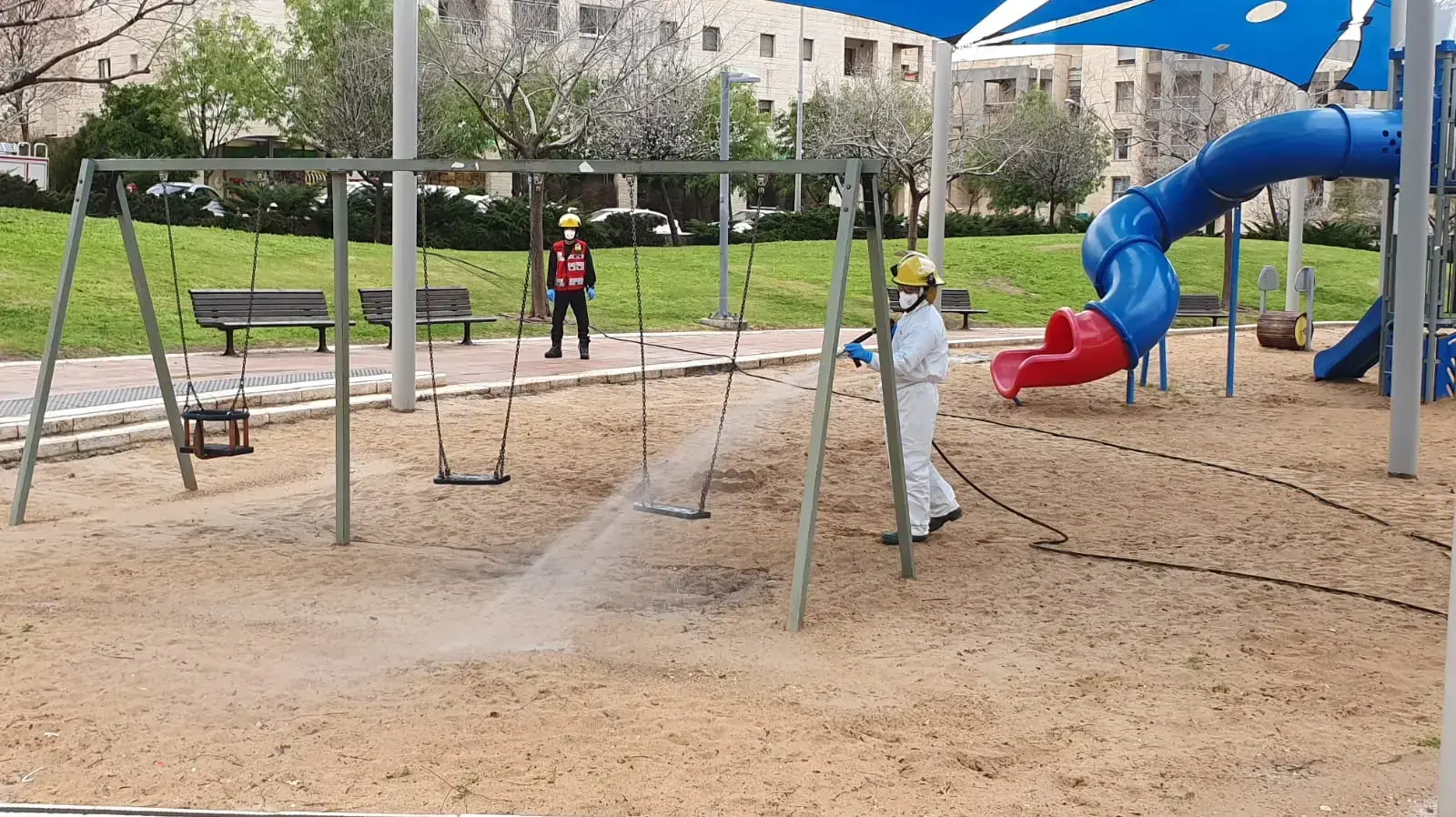 חיטוי מרחבים ציבוריים בשכונת קייזר במודיעין בה אובחנה 10 חולים וכשלושת אלפים מתושבי השכונה נמצאים בבידוד.17 במרץ 2020 חיטוי מרחבים ציבוריים בשכונת קייזר במודיעין בה אובחנה 10 חולים וכשלושת אלפים מתושבי השכונה נמצאים בבידוד.17 במרץ 2020