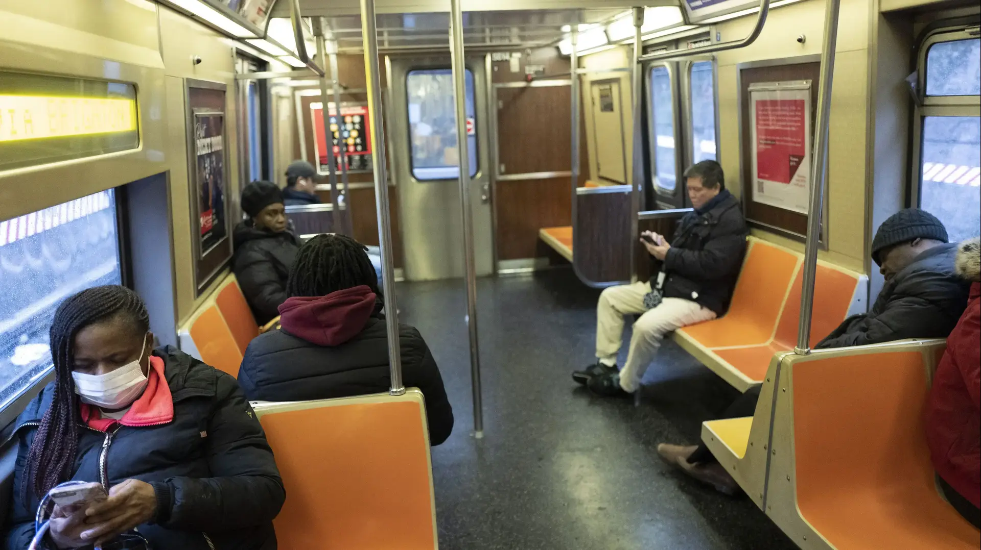נוסעים ברכבת בעיר ניו יורק עם מסיכות, 17 במרץ 2020 נוסעים ברכבת בעיר ניו יורק עם מסיכות, 17 במרץ 2020