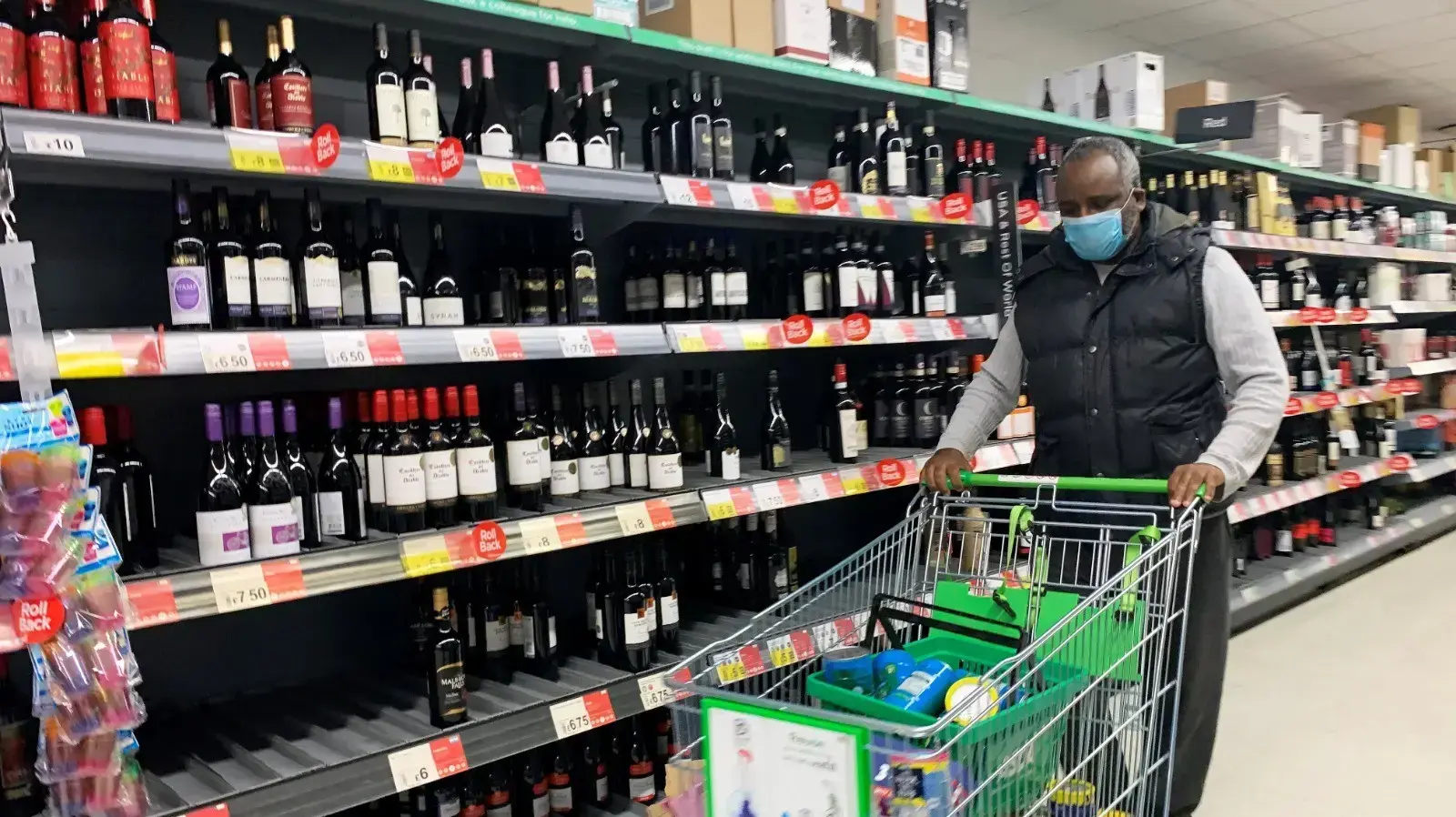 קונים רוכשים מוצרים בסופרמרקטים בלונדון, בריטניה, בשל בהלת הקורונה, 18 במרץ 2020. קונים רוכשים מוצרים בסופרמרקטים בלונדון, בריטניה, בשל בהלת הקורונה, 18 במרץ 2020.