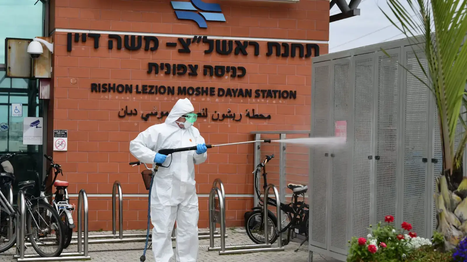 חיטוי תחנת רכבת משה דיין ראשון לציון,מעל נתיבי איילון, 18 במרץ 2020 חיטוי תחנת רכבת משה דיין ראשון לציון,מעל נתיבי איילון, 18 במרץ 2020